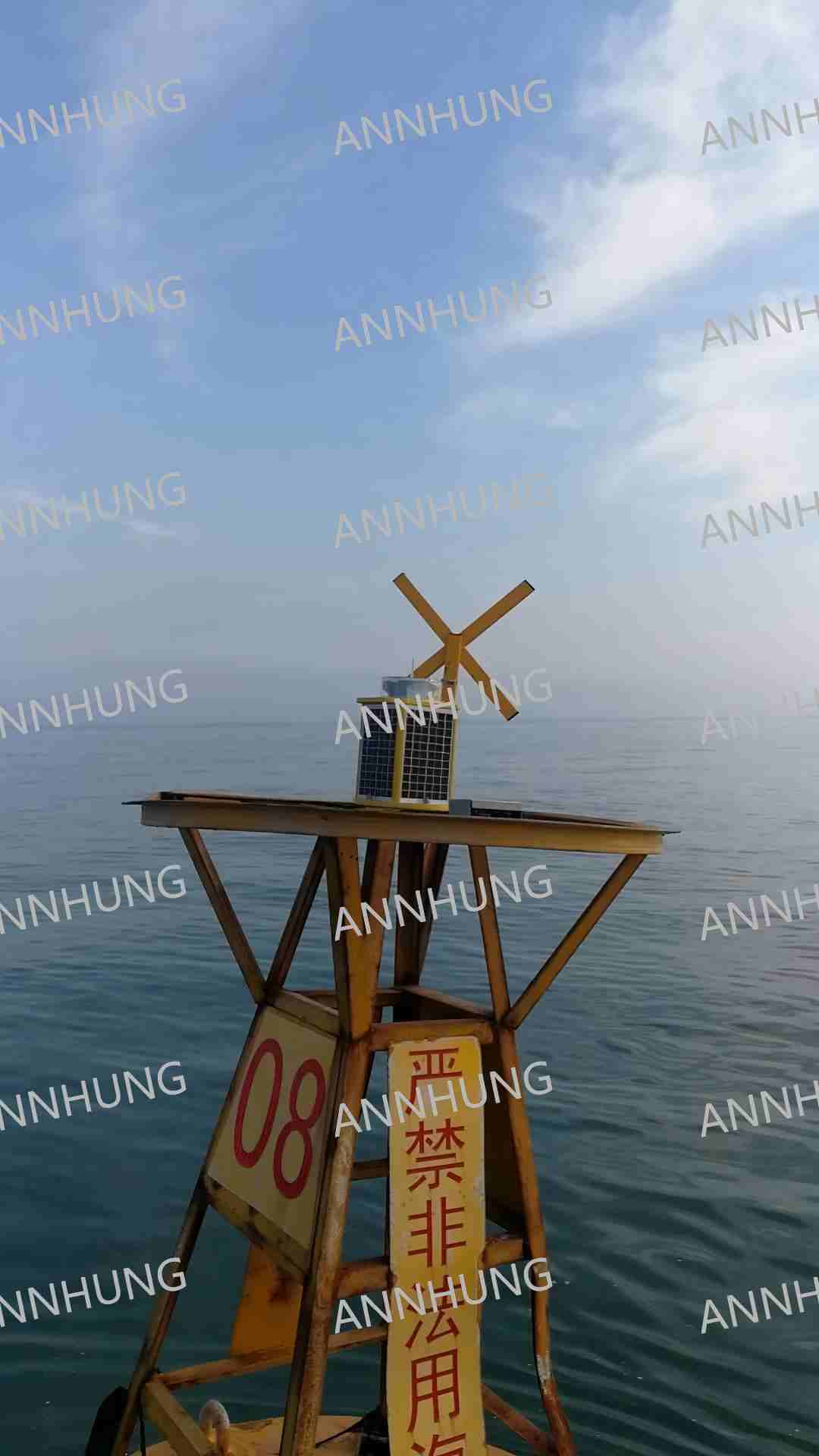 최신 회사 사례 Project Case Display of AH-ML-S7 LED Solar Powered Marine Lantern on Offshore Navigation Buoy 