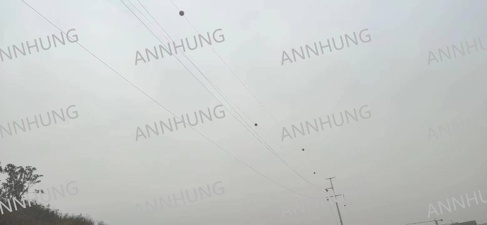 최신 회사 사례 Aircraft Warning Sphere Installation Case: AH-AWS 600 mm Fiberglass Markers on High-Voltage Transmission Lines